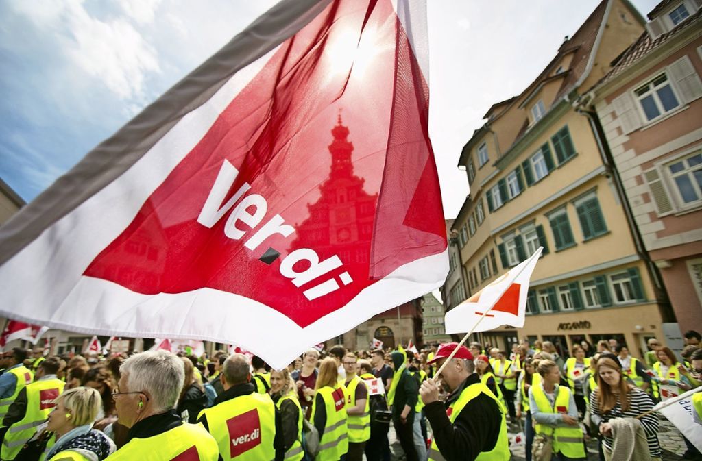„Wir sind es wert“: 1000 Beschäftigte im öffentlichen Dienst folgten am Donnerstag Verdis Streikaufruf. Auf dem Rathausplatz bekräftigten sie ihre Forderung nach sechs Prozent mehr Lohn und mindestens 200 Euro Gehaltserhöhung.