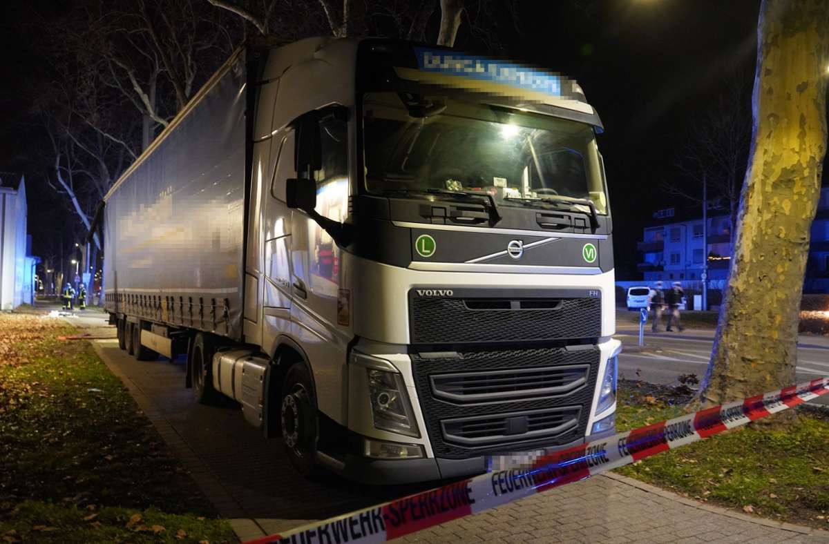 Ein Lkw-Fahrer verursachte einen Unfall in Stuttgart.