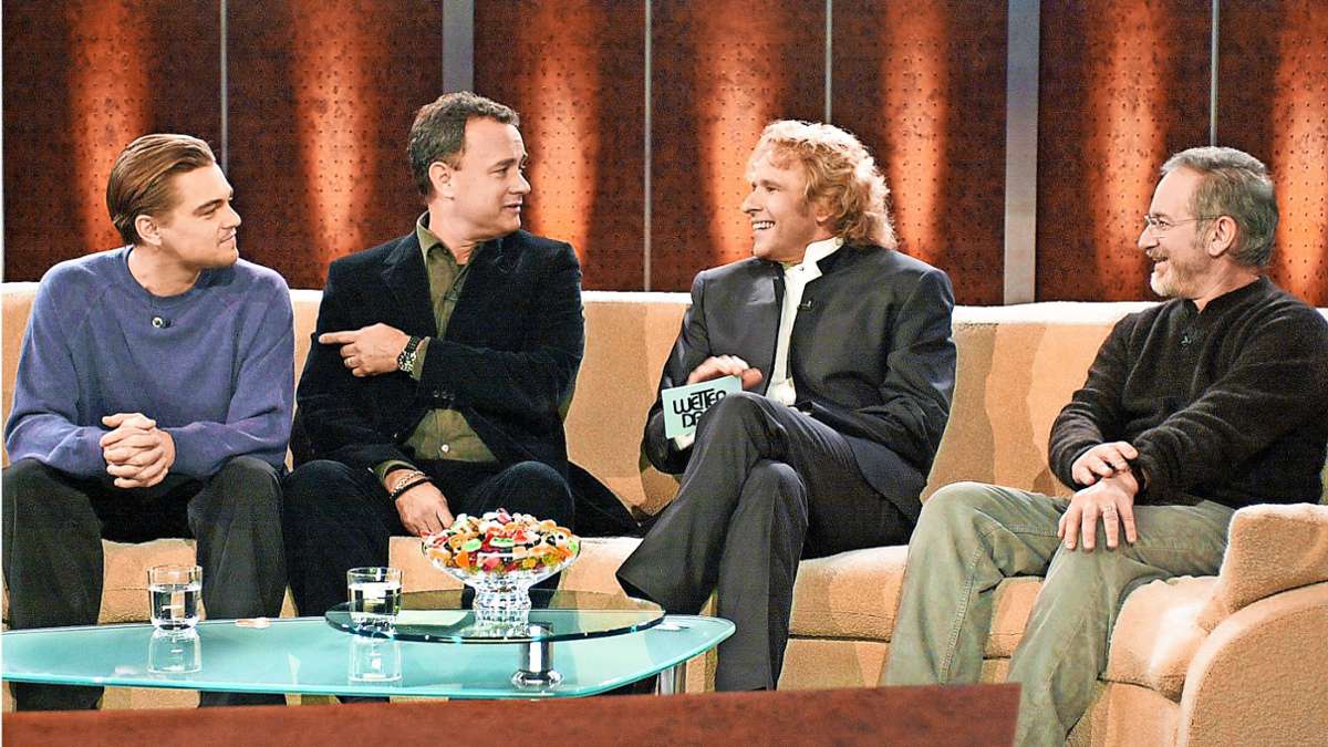 Leonardo DiCaprio und Tom Hanks im Gespräch mit  Thomas Gottschalk und Steven Spielberg (von links) bei „Wetten, dass..?“ im Jahr 2003 in Böblingen.
