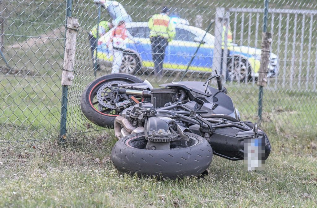 Schechingen im Ostalbkreis: 22-jährige Beifahrerin stirbt bei Motorradunfall