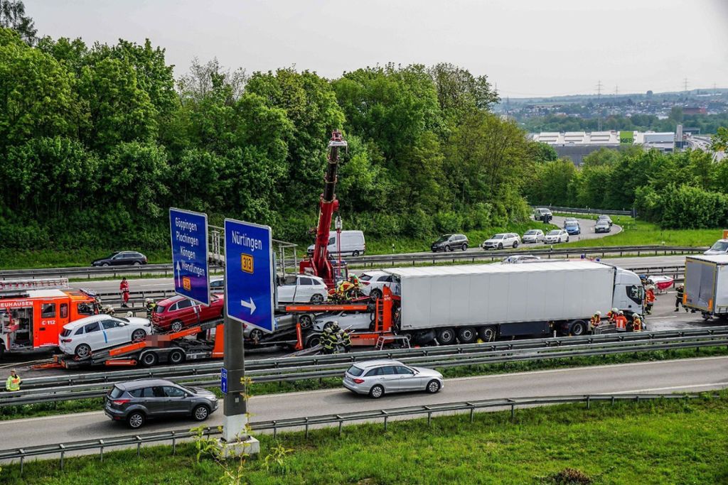 07.05.2019: Auf der A8 fuhren  zwischen der Ein- und Ausfahrt Wendlingen in Fahrtrichtung Kirchheim  mehrere Fahrzeuge aufeinander.