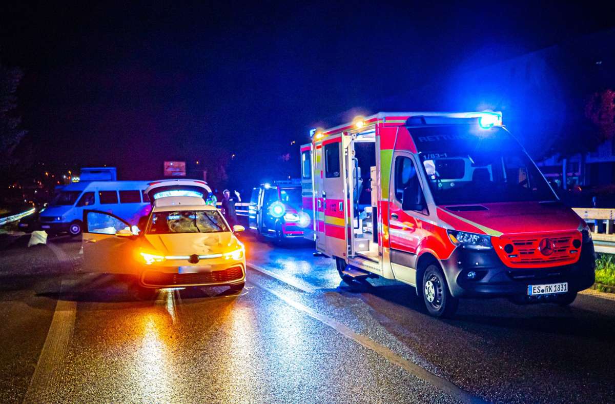 Tödlicher Unfall auf B10 bei Esslingen: Von Auto erfasst – Fußgänger stirbt im Krankenhaus
