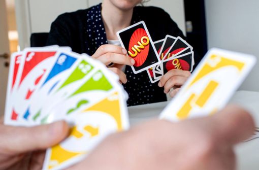 Das quietschbunte Uno-Spiel spricht gezielt junge Menschen an. Foto: dpa/Hauke-Christian Dittrich
