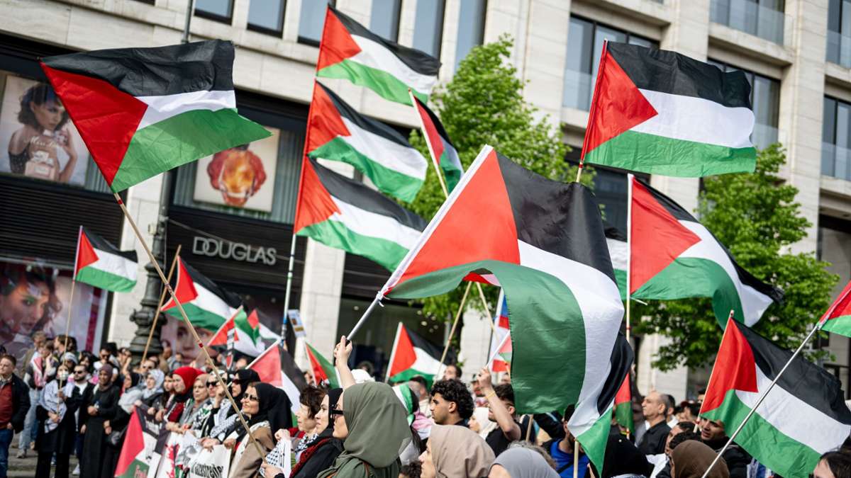 Demonstration nach der Auflösung der Palästina Konferenz in Berlin-Mitte. Die Berliner Polizei hat den umstrittenen Kongress, der eigentlich bis Sonntag dauern sollte, am Freitag aufgelöst.