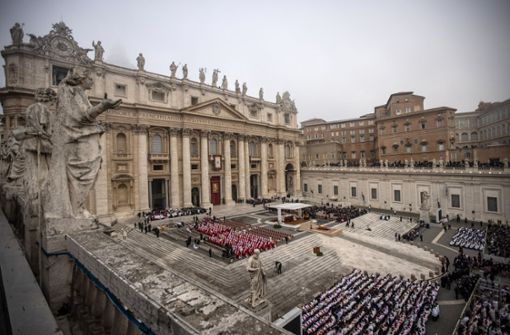 Auf dem Petersplatz in Rom nimmt die Welt Abschied von Benedikt XVI. Foto: dpa/Oliver Weiken