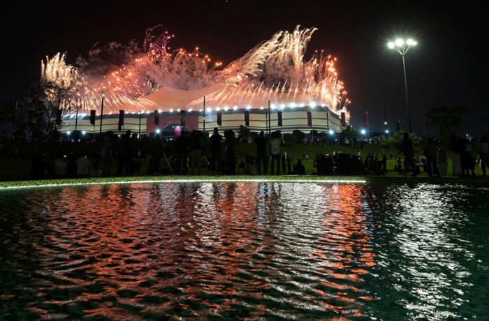 Fußball-WM in Katar: Umstrittenes Turnier mit großer Lichtshow eröffnet