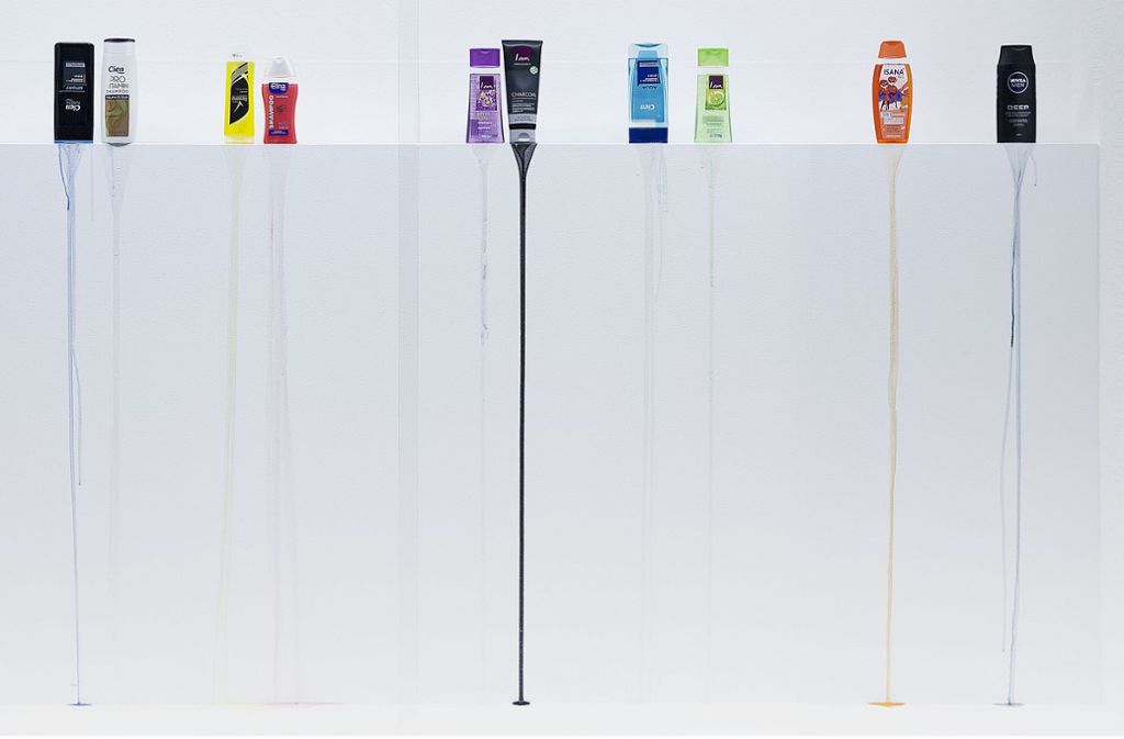 Die schrillen Farben der Duschgels machen jeder Malerpalette Konkurrenz:  „Douches“ (2013) von Delphine Reist