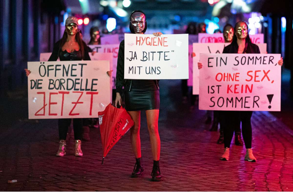 Sexarbeiterinnen demonstrieren am Dienstagabend in der Herbertstraße auf dem Hamburger Kiez gegen das Corona-bedingte  Arbeitsverbot im Rotlichtsektor. Foto: dpa/Daniel Reinhardt
