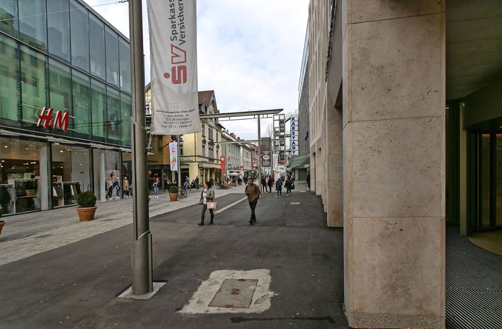 Asphalt vor der Sparkasse in Esslingen wirft Fragen auf