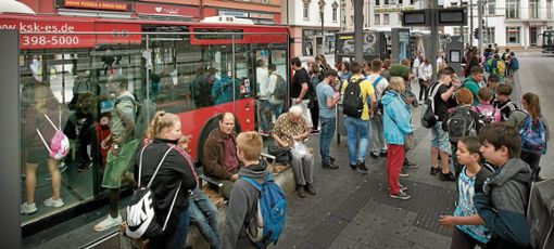 Der Bahnhofplatz als Drehscheibe des Busverkehrs: Die Fahrgäste können sich schon einmal auf mehr Elektromobilität einstellen. Foto: Bulgrin Quelle: Unbekannt