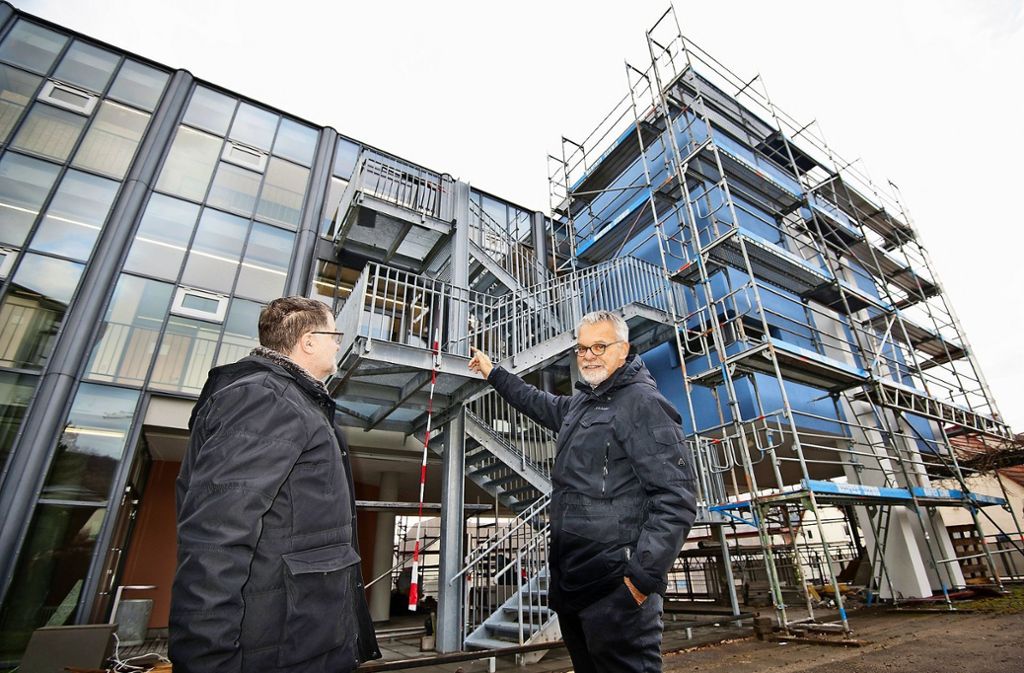 Verbandsbauamtschef Wolfgang Kissling (links) lobt   Architekt Gottfried Mueller: Nicht immer fügt sich eine neue  Feuertreppe  so unauffällig in den Bestand ein wie hier an der Burgschule. .