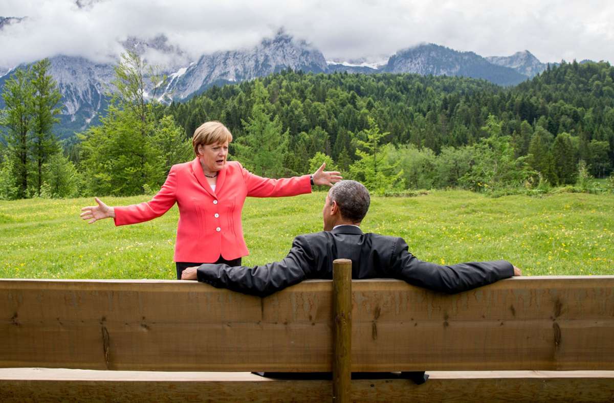 Vor sieben Jahren saß Obama mitten auf der Bank und breitete seine Arme sehr lässig auf der Lehne aus, während vor ihm Merkel ebenfalls mit ausgebreiteten Armen stand.