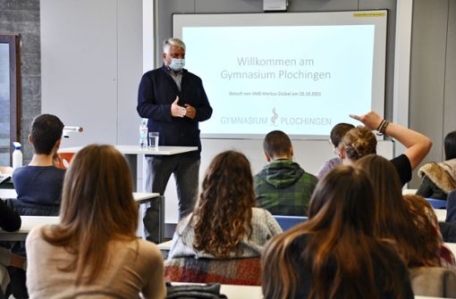 Beim Besuch im Plochinger Gymnasium weicht Markus Grübel auch kritischen Fragen nicht aus. Foto: /Karin Ait Atmane