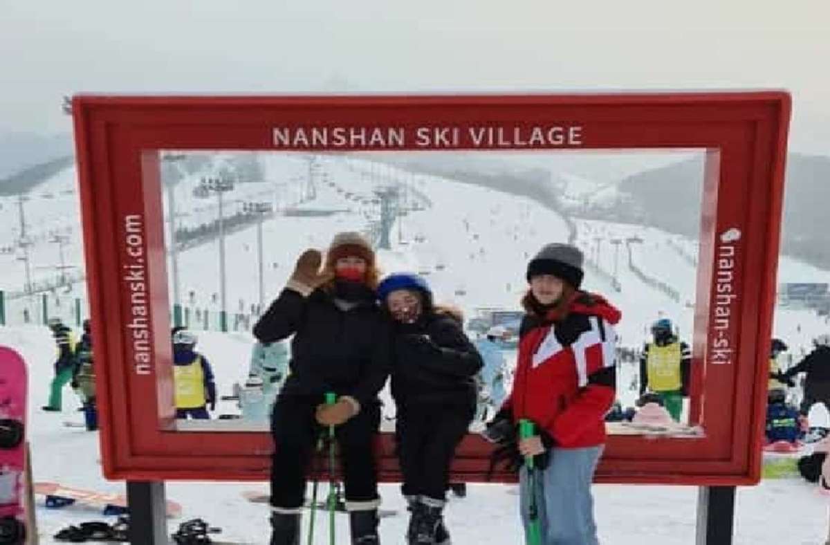 Regina Küper im vergangenen Winter mit ihren Töchtern bei einem Skiausflug vor den Toren Pekings.