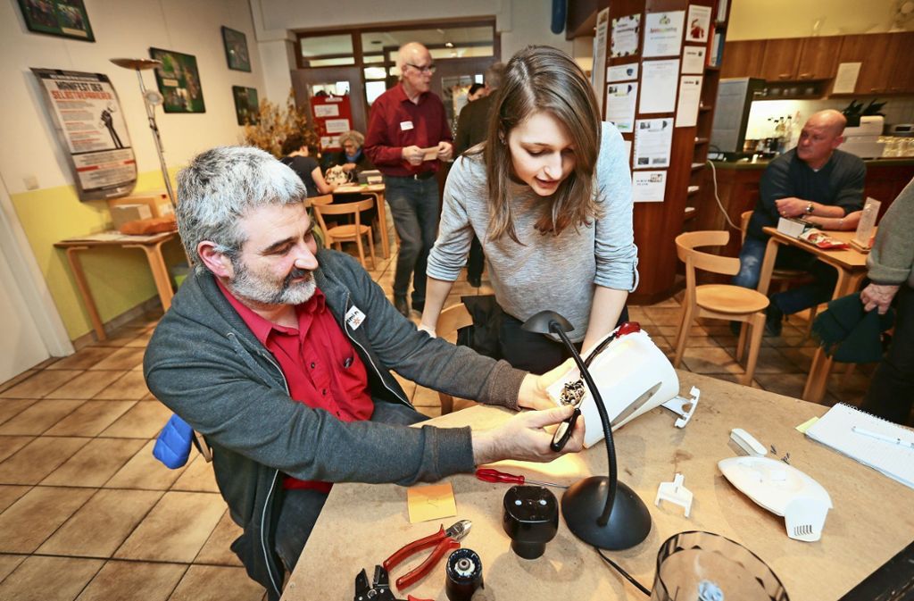 Esslingen: Ein Besuch im Reparatur-Café in Esslingen – Kaputter Wasserkocher erfolgreich repariert: Tüfteln bei Kaffee und Kuchen