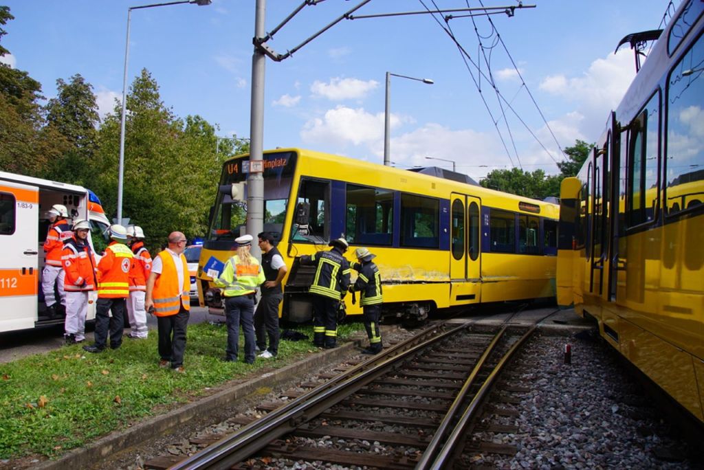 Mindestens eine schwerverletzte Person: In Untertürkheim kollidieren zwei Stadtbahnen