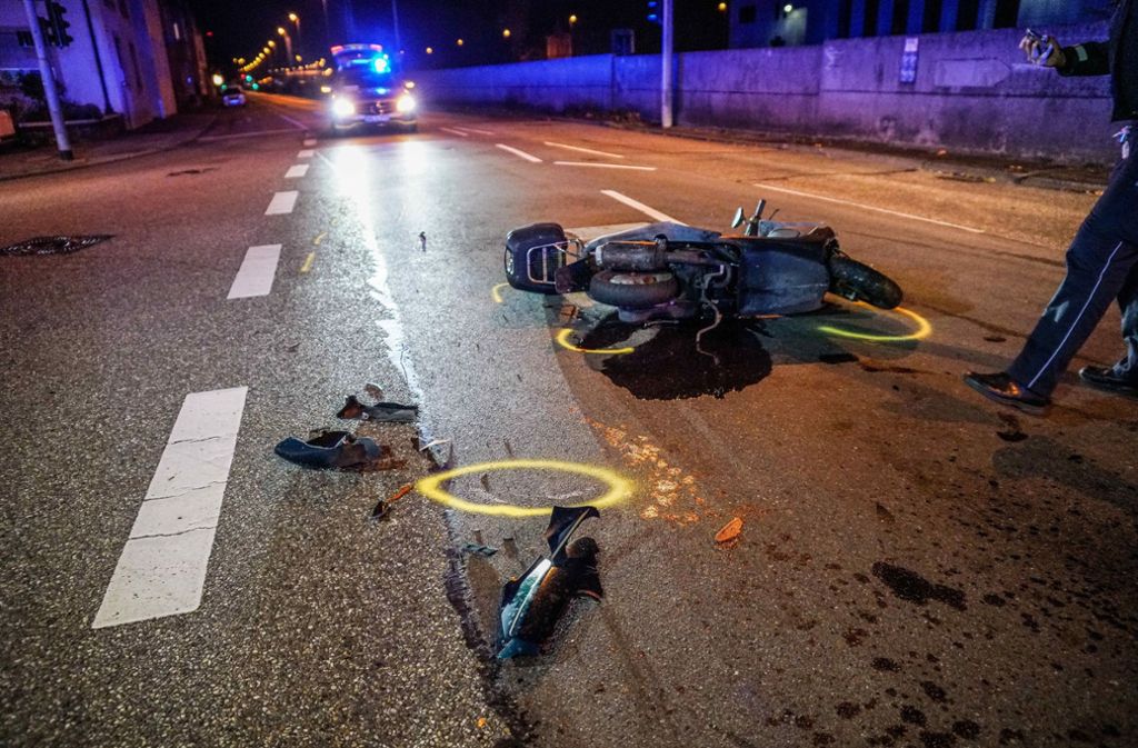 Unfall in Esslingen: Taxi-Fahrer übersieht Roller – zwei Verletzte
