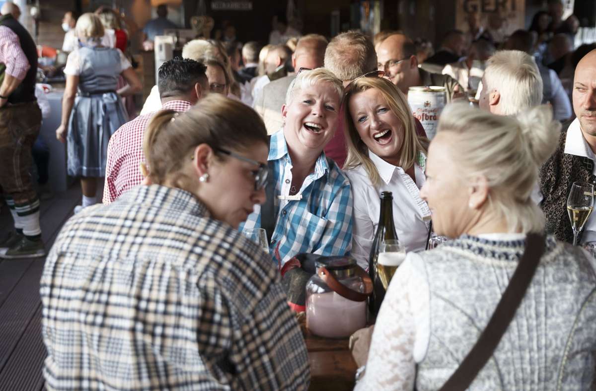 Wasenfahrt auf dem Neckar: Trachten, Bier und Livemusik – Leinen los beim Partyfloß