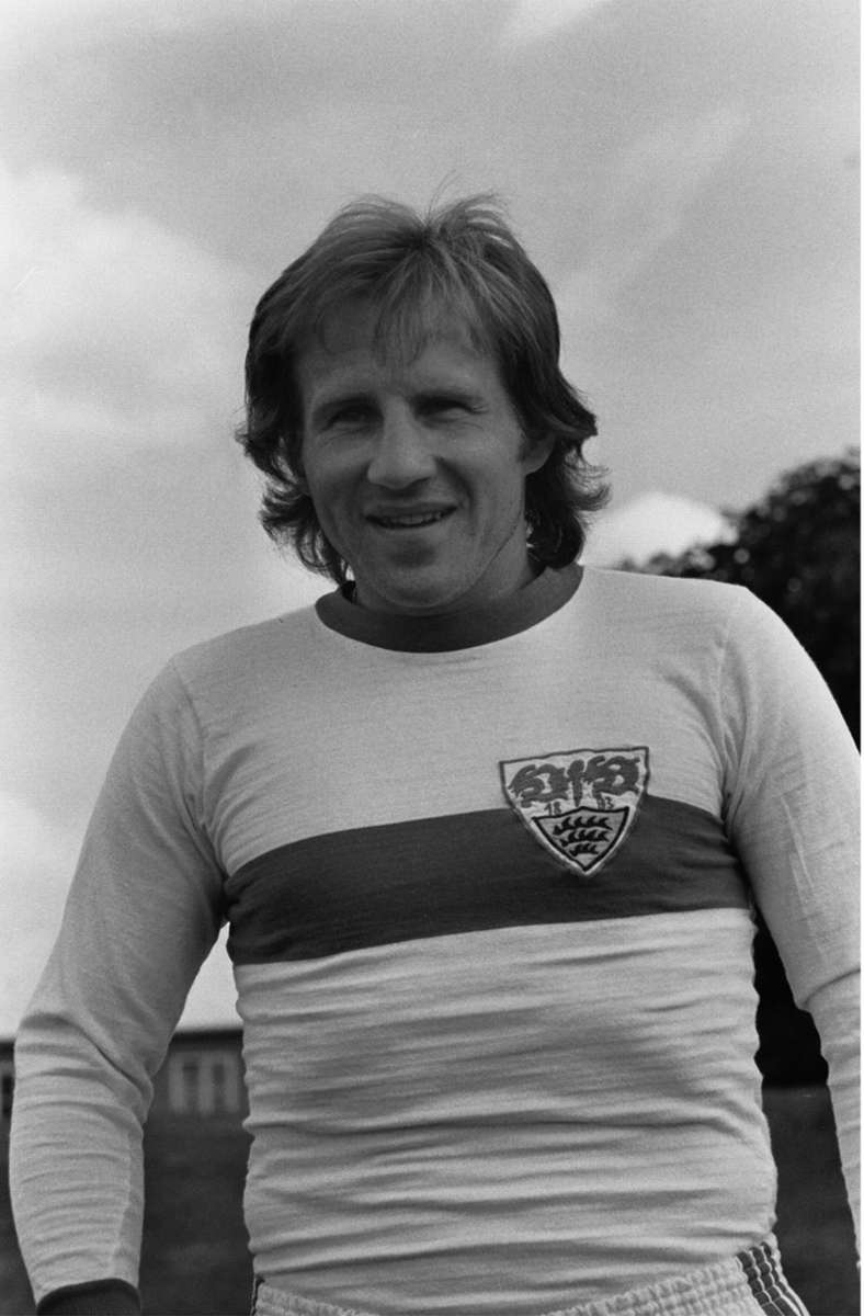 Mit Brustring und VfB-Wappen, aber sonst recht     schlicht war das Trikot des VfB Stuttgart zur Saison 1974/1975.