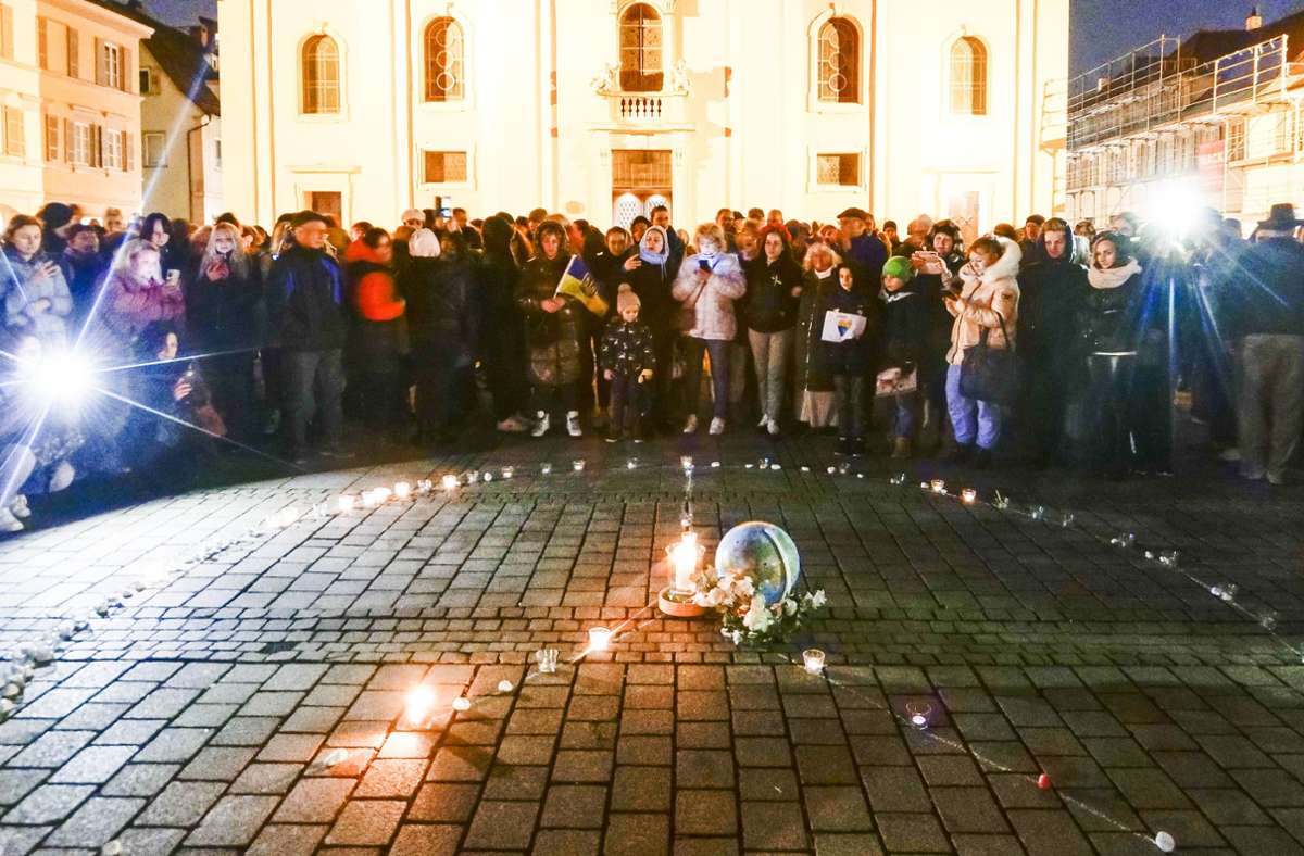 Kerzen  erleuchten zum Ende des Gebetes  das Friedenssymbol auf dem Ludwigsburger Marktplatz.