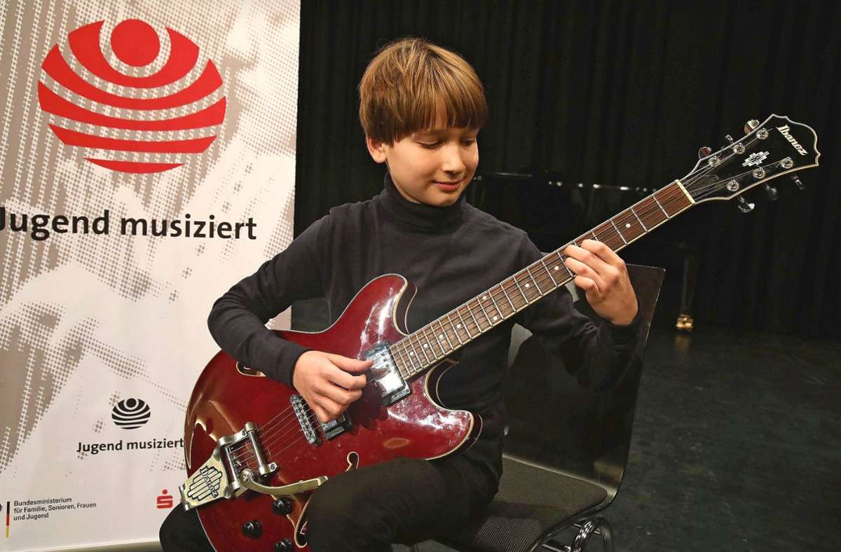 Hans Kuhn spielte auf der E-Gitarre ausdrucksstark den „Blues for Joe“. Foto: /Rainer Kellmayer