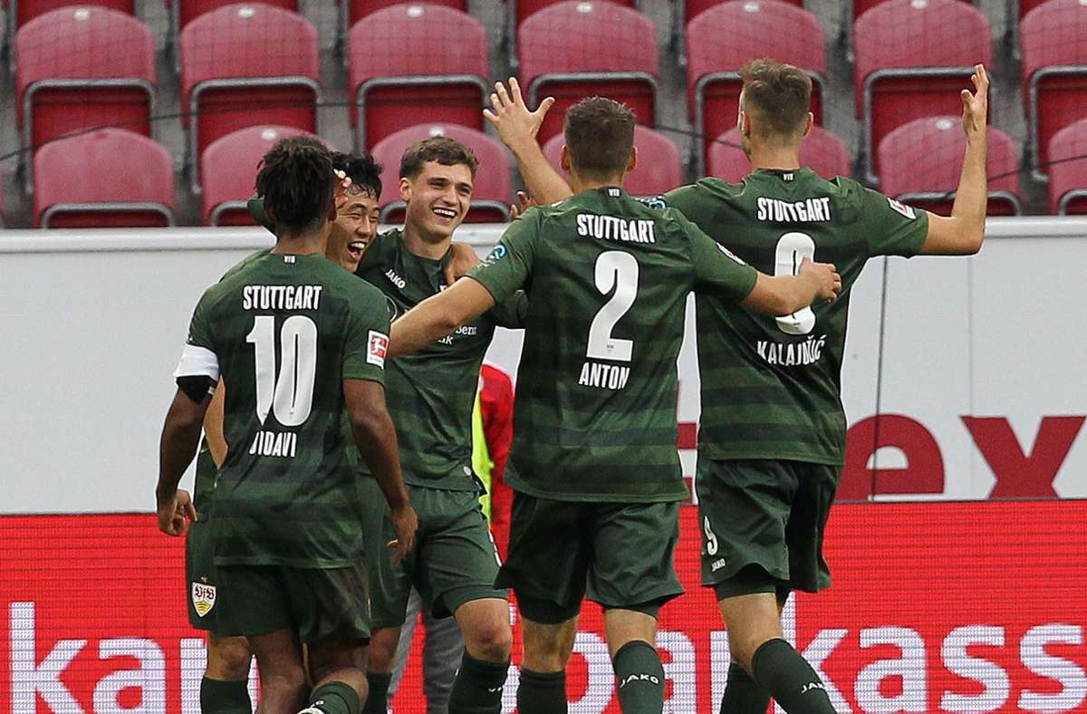 Die Spieler des VfB Stuttgart freuen sich über ihren Sieg gegen Mainz.