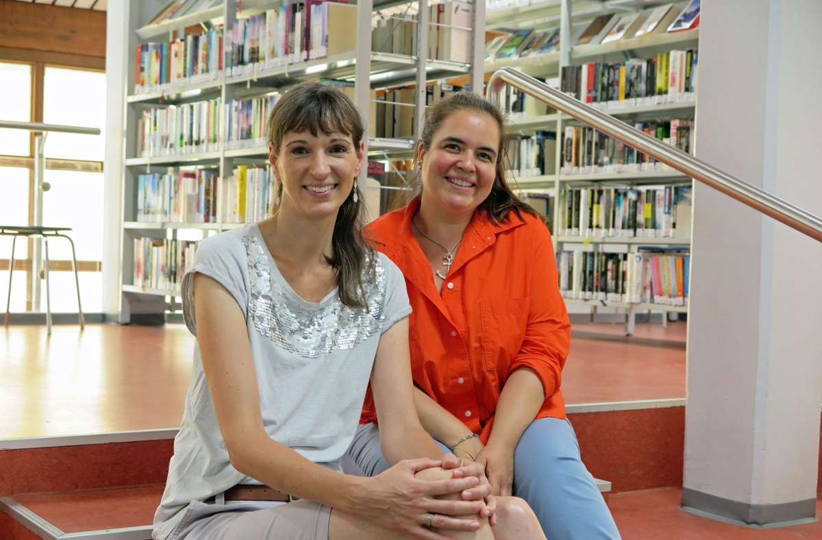 Marieke Mauser (links) ist künftig für die Bücherei verantwortlich, Julia Schiemann für das Kulturangebot. Foto: Ulrike Rapp-Hirrlinger