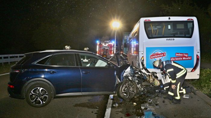 Auto fährt gegen geparkten Bus – Zehntausende Euro Schaden