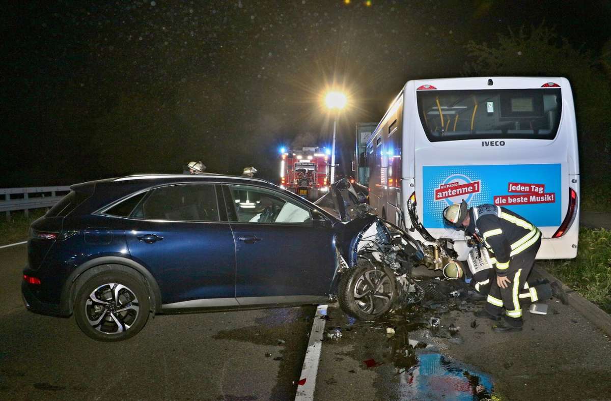Unfall in Stuttgart: Auto fährt gegen geparkten Bus – Zehntausende Euro Schaden