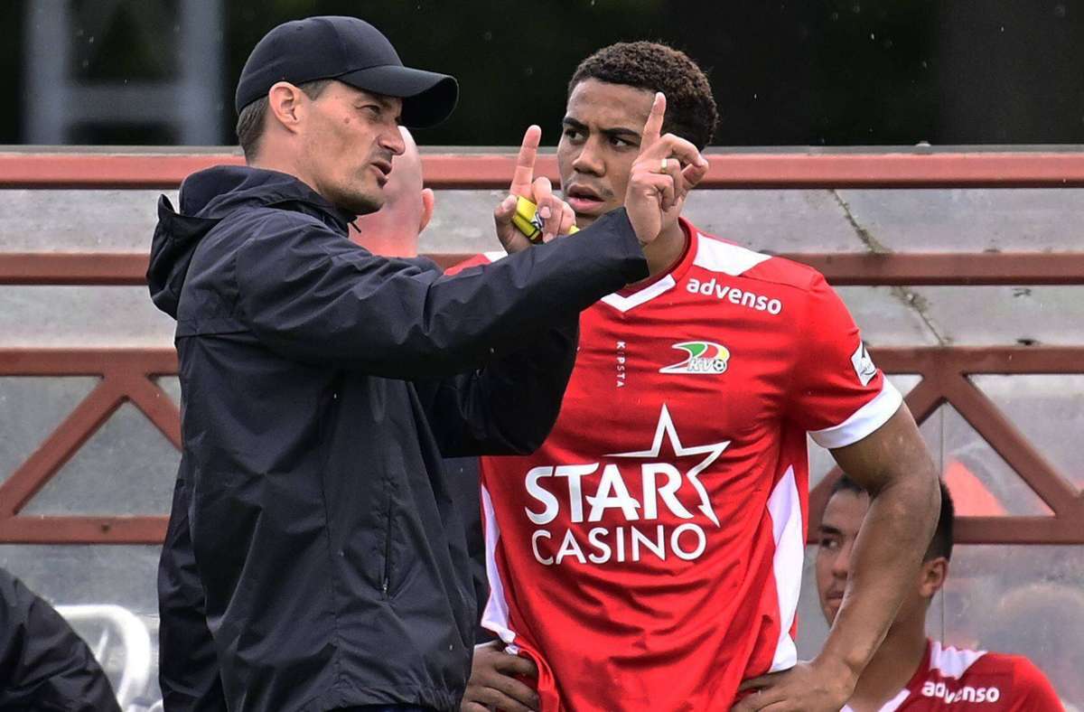 Alexander Blessin gibt  jetzt seine Anweisungen bei KV Oostende in der belgischen ersten Liga. Auf dem Foto hört sein Spieler Priestley Farquharson aufmerksam zu.