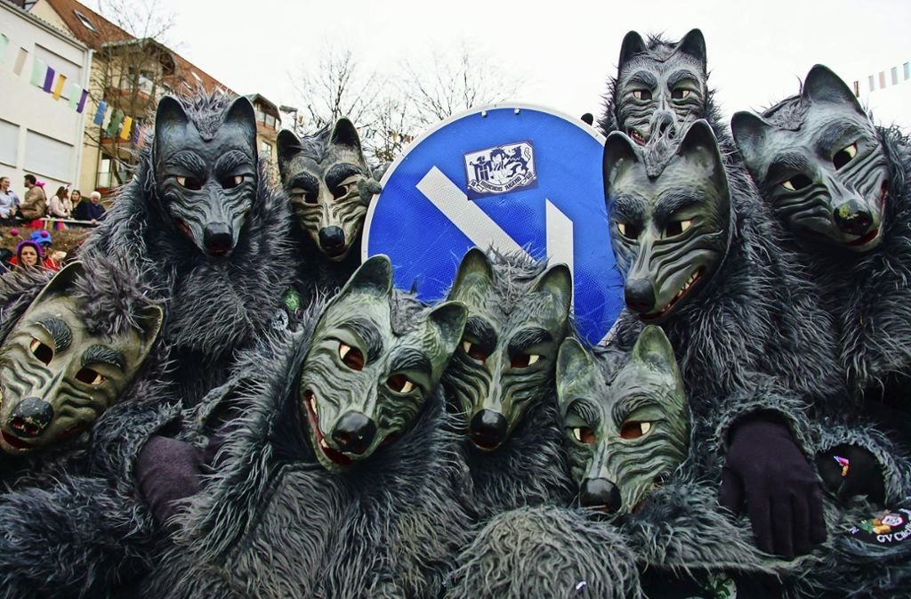Achtung  Rudelgefahr:  Die Wölfe nehmen in Wernau das Verkehrsschild in Beschlag.