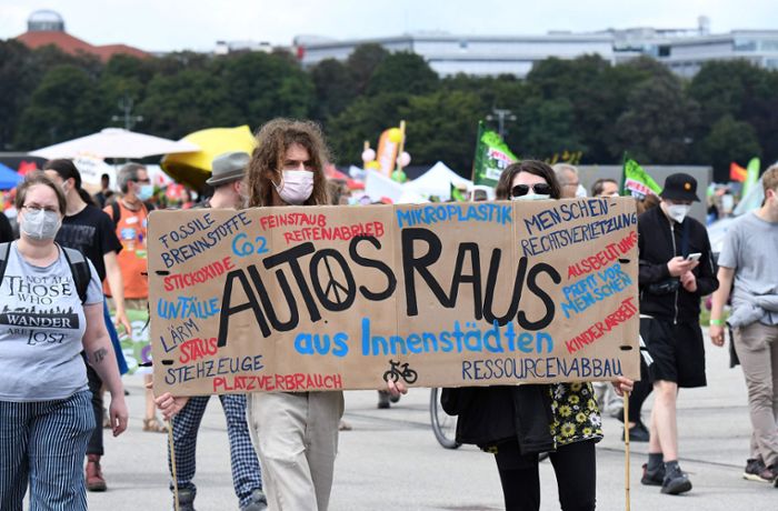 Internationale Automobil-Ausstellung: Tausende Menschen demonstrieren gegen IAA