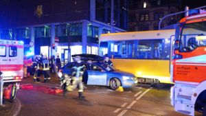Auto und Stadtbahn kollidieren – 38-Jährige schwer verletzt