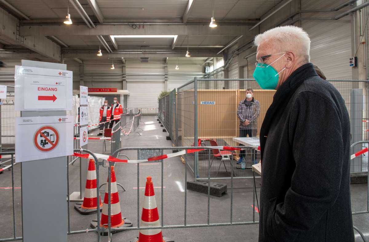Ulm: Kretschmann besichtigt Probelauf von Impfzentrum