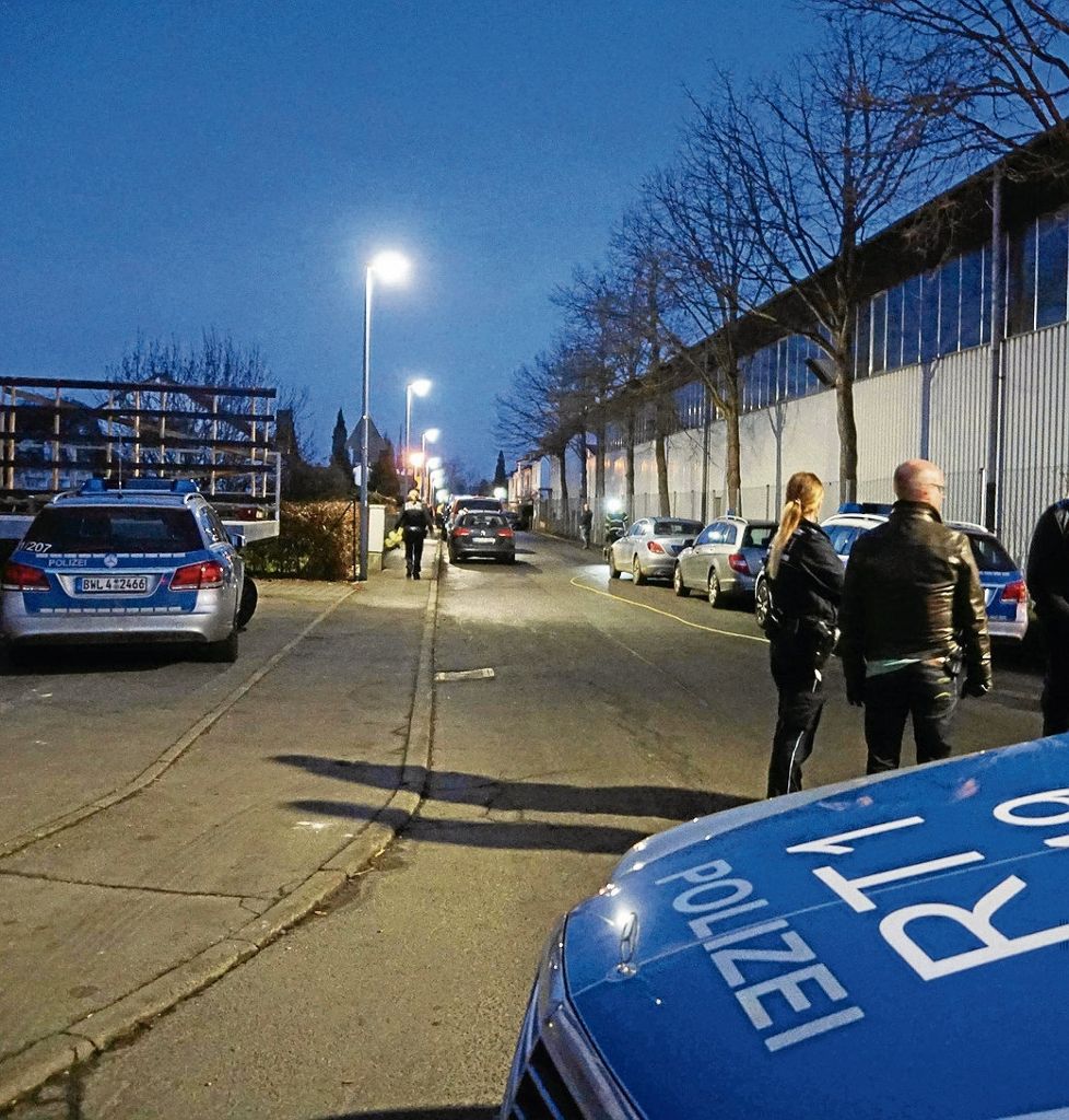 Die Polizei sperrt die Mörikestraße zwischen Scharnhäuser Straße und Benzachweg komplett ab.