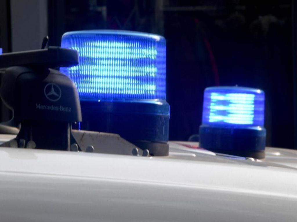 Die Polizei sucht zu dem Vorfall in Bonlanden: Filderstadt: Auto gefährdet Passantin an Fußgängerampel