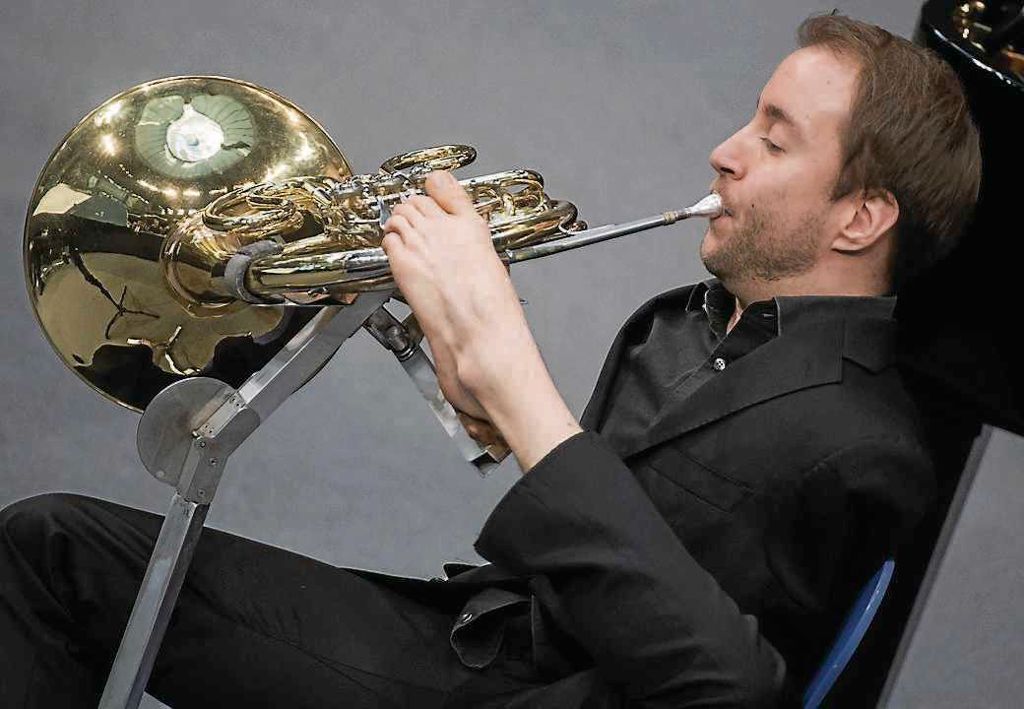 „Fußnoten“: Der Hornist Felix Klieser spielt mit den Zehen. Foto: dpa Quelle: Unbekannt