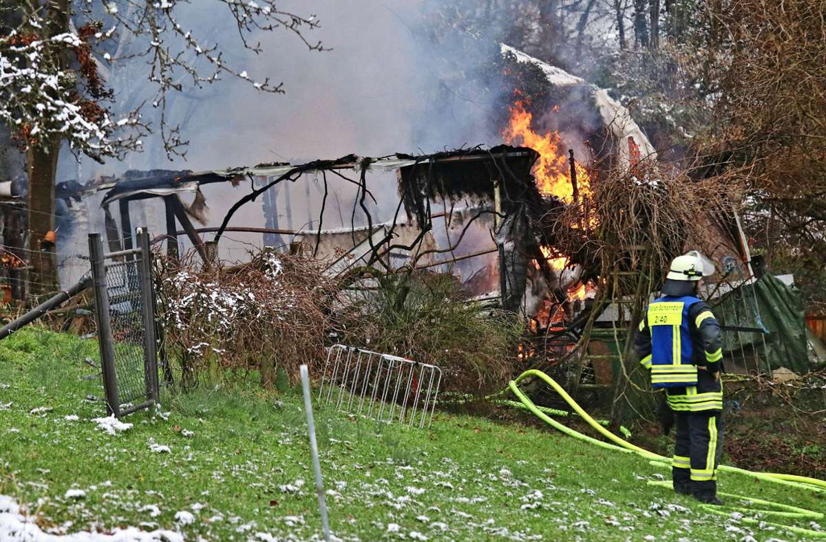 Hüttenbrand in Schorndorf: 81-Jähriger bei Feuer schwer verletzt