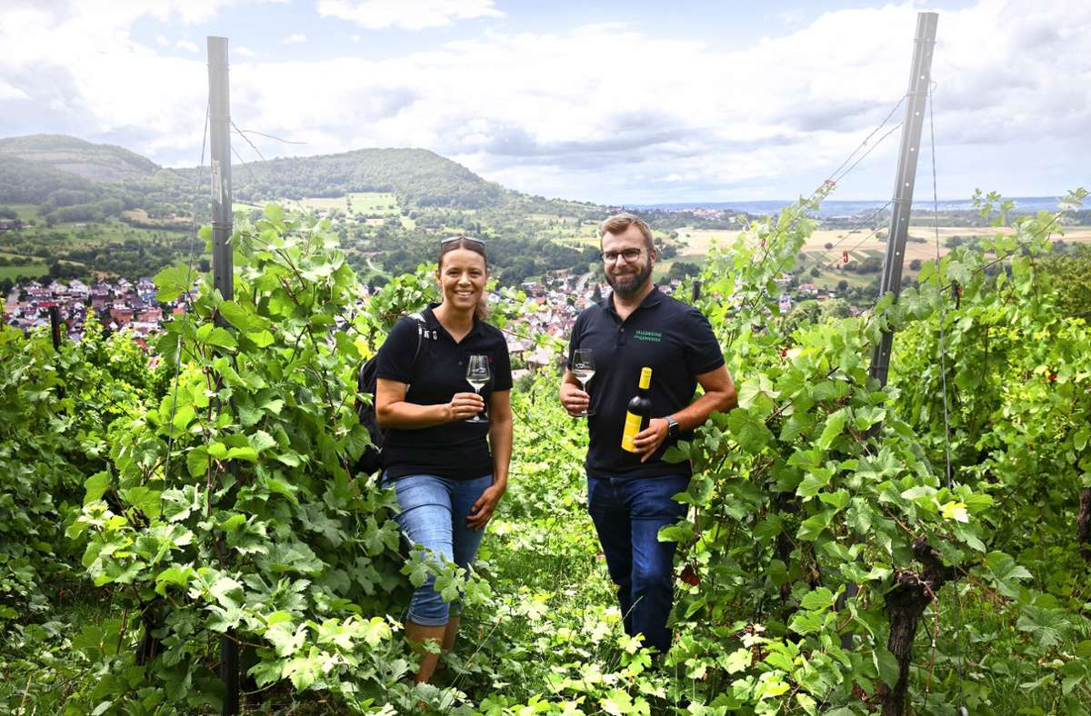 Jutta Gluiber und Jürgen Pfänder wissen, wo am Albtrauf es die schönste Aussicht gibt – und wo sich gut ein Gläsle Wein genießen lässt.