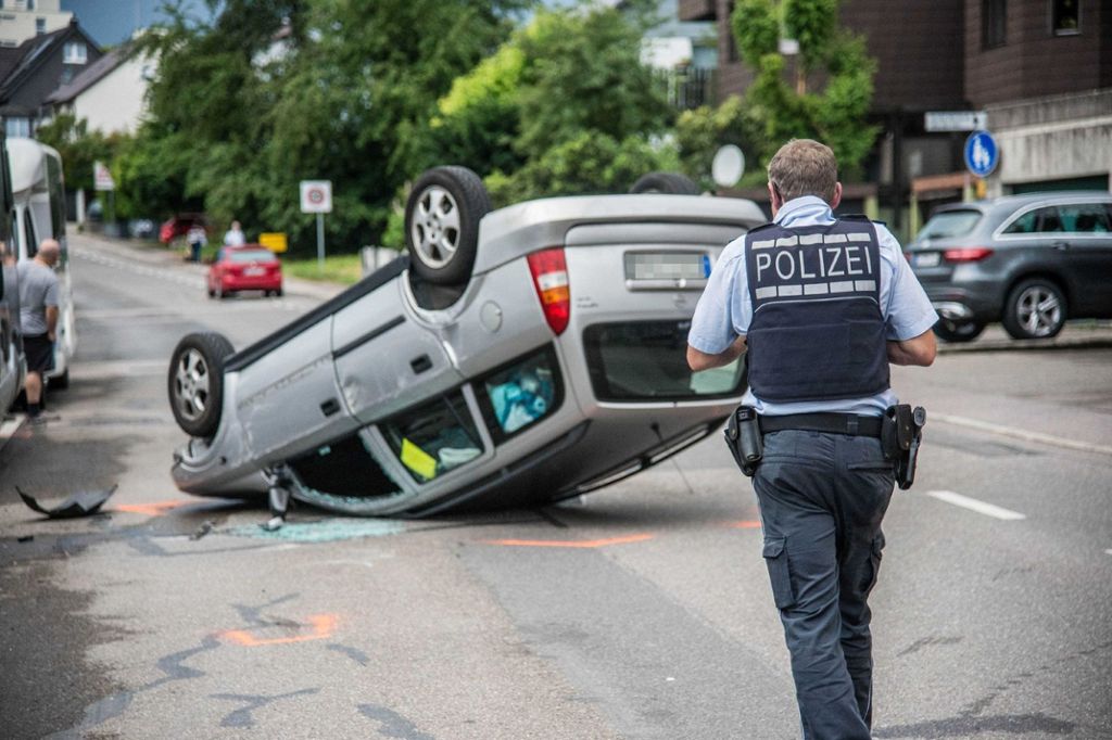 Bei dem Unfall in Wäldenbronn entsteht ein Schaden von 13.000 Euro: Auto kippt bei Unfall in Esslingen auf das Dach