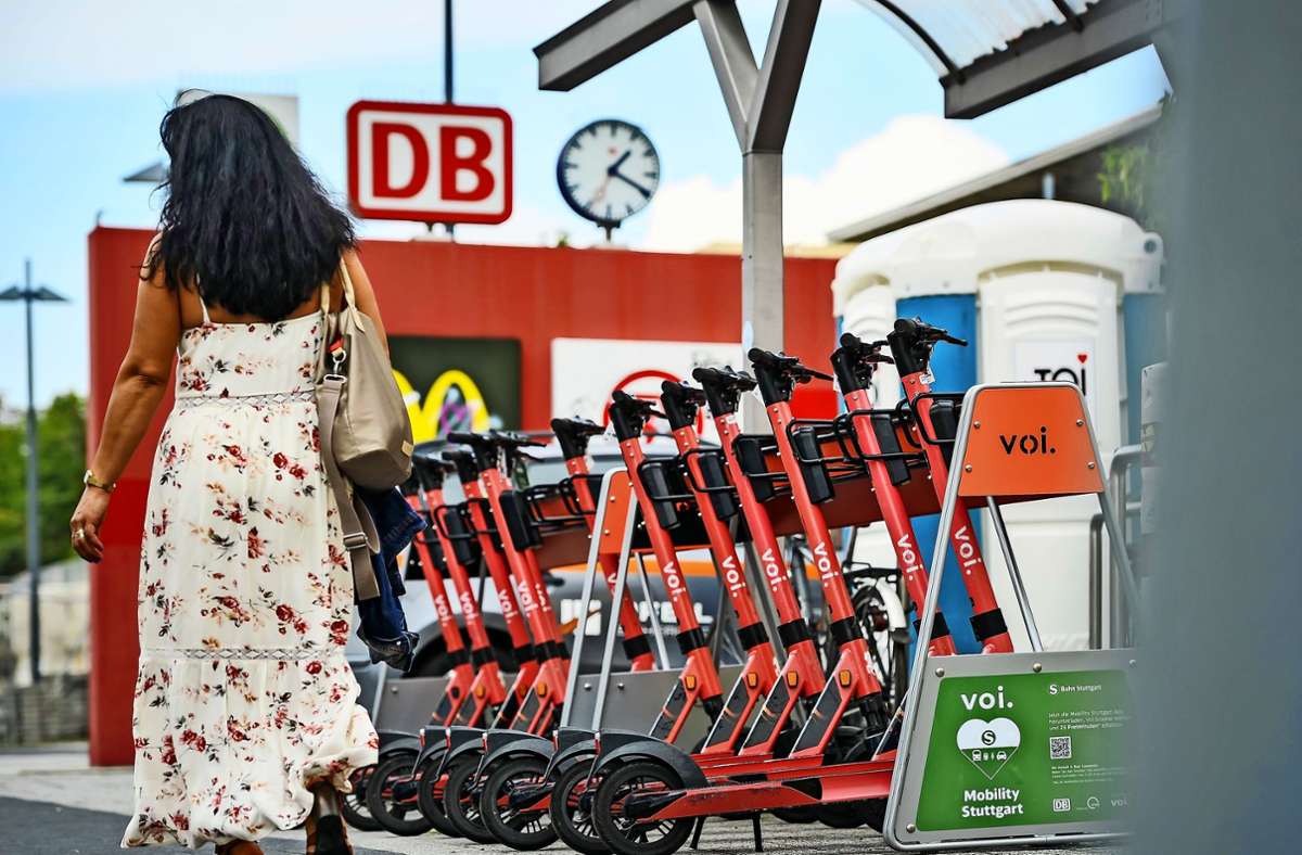 Zwölf von insgesamt 18 neuen Parkplätzen für E-Scooter auf der Rückseite des Bahnhofs Bad Cannstatt