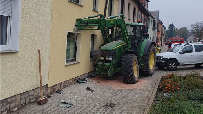 Traktor rammt vier Häuser – halbe Million Euro Schaden