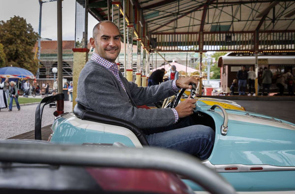 Danyal Bayaz ließ sich eine Fahrt im historischen Autoscooter nicht nehmen. Foto: Lichtgut/Julian Rettig
