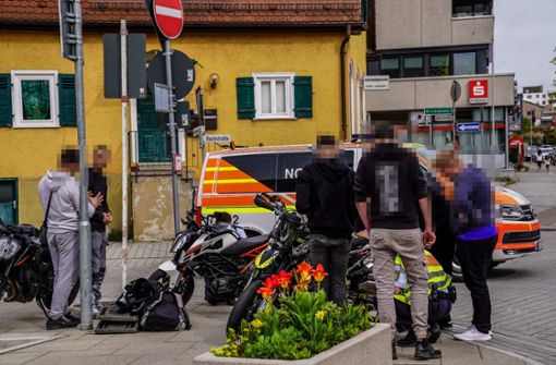 Die beiden Jugendlichen wurden nach der Kollision in Altbach vom Rettungsdienst in eine Klinik gebracht. Foto: SDMG/Kohls