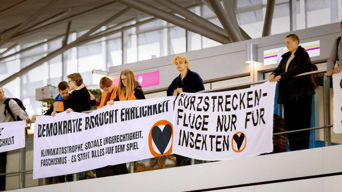 Die Demonstranten sprachen sich in Stuttgart gegen Kurzstreckenflüge und Privatjets aus.