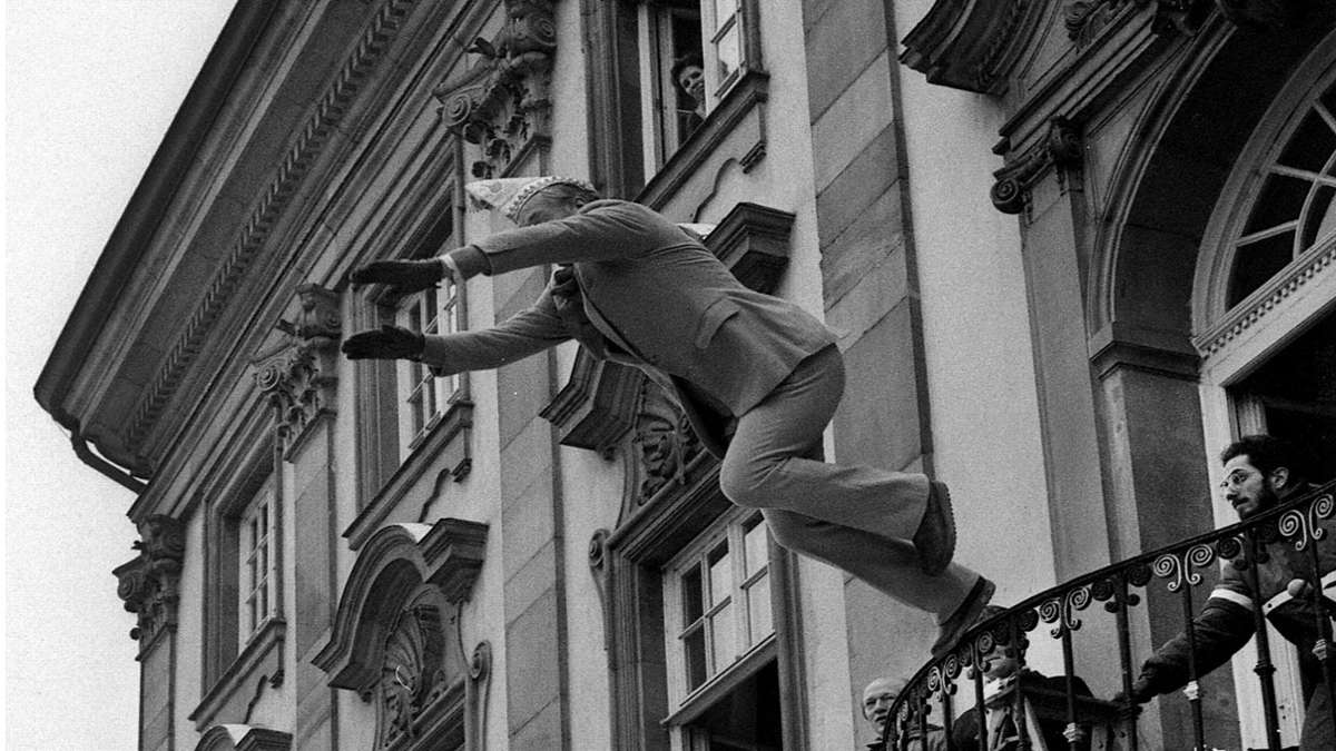 Beim Rathaussturm 1986 brachte sich der damalige OB Eberhard Klapproth mit einem kühnen Sprung vom Rathausbalkon vor dem närrischen Volk in Sicherheit.