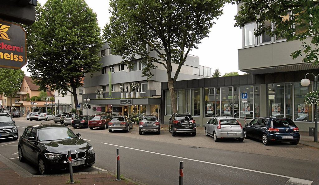 OSTFILDERN:  Gemeinderat lenkt nach Unterschriftenaktion der Händler ein - 8 von 13 Schrägparkplätzen bleiben in der Hindenburgstraße erhalten: Vorrang für die Kundenwünsche