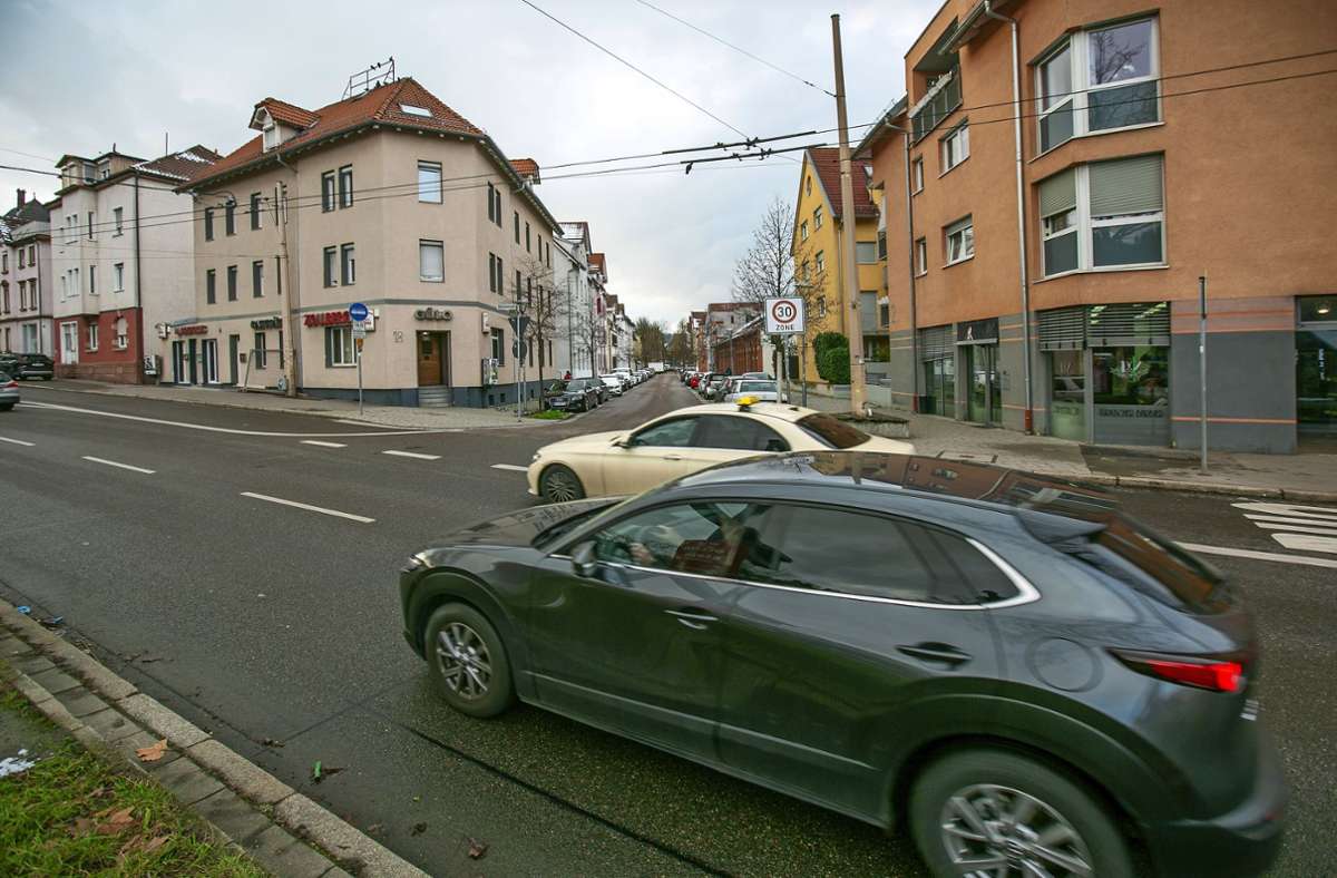 Wie die Radtrasse in der Pliensauvorstadt über die Brückenstraße (vorne) in die Weilstraße (hinten) führen könnte, ist unklar. Foto: Roberto Bulgrin