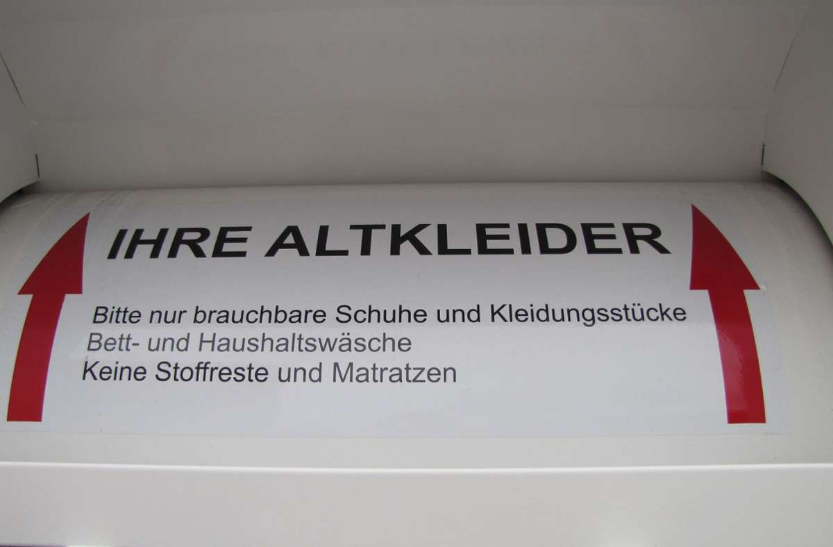 Einsatz in Stuttgart-Feuerbach: Dieb steckt kopfüber im Kleidercontainer