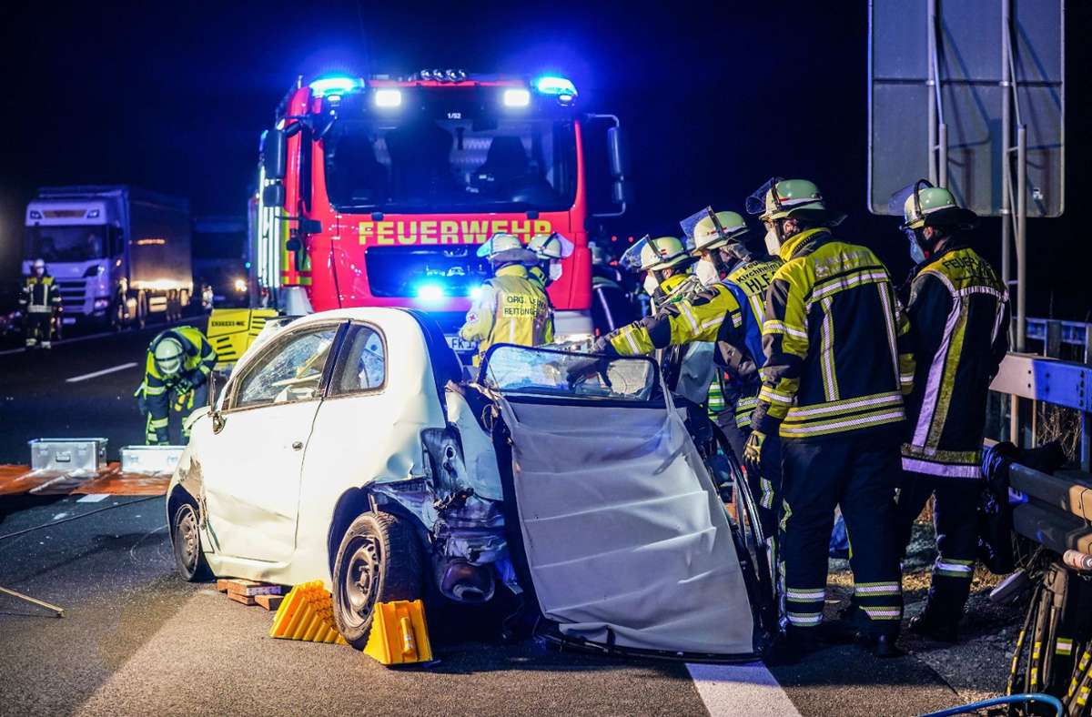 Unfall auf A8 bei Weilheim an der Teck: Mutmaßlicher Raser rammt Auto – Frau lebensgefährlich verletzt